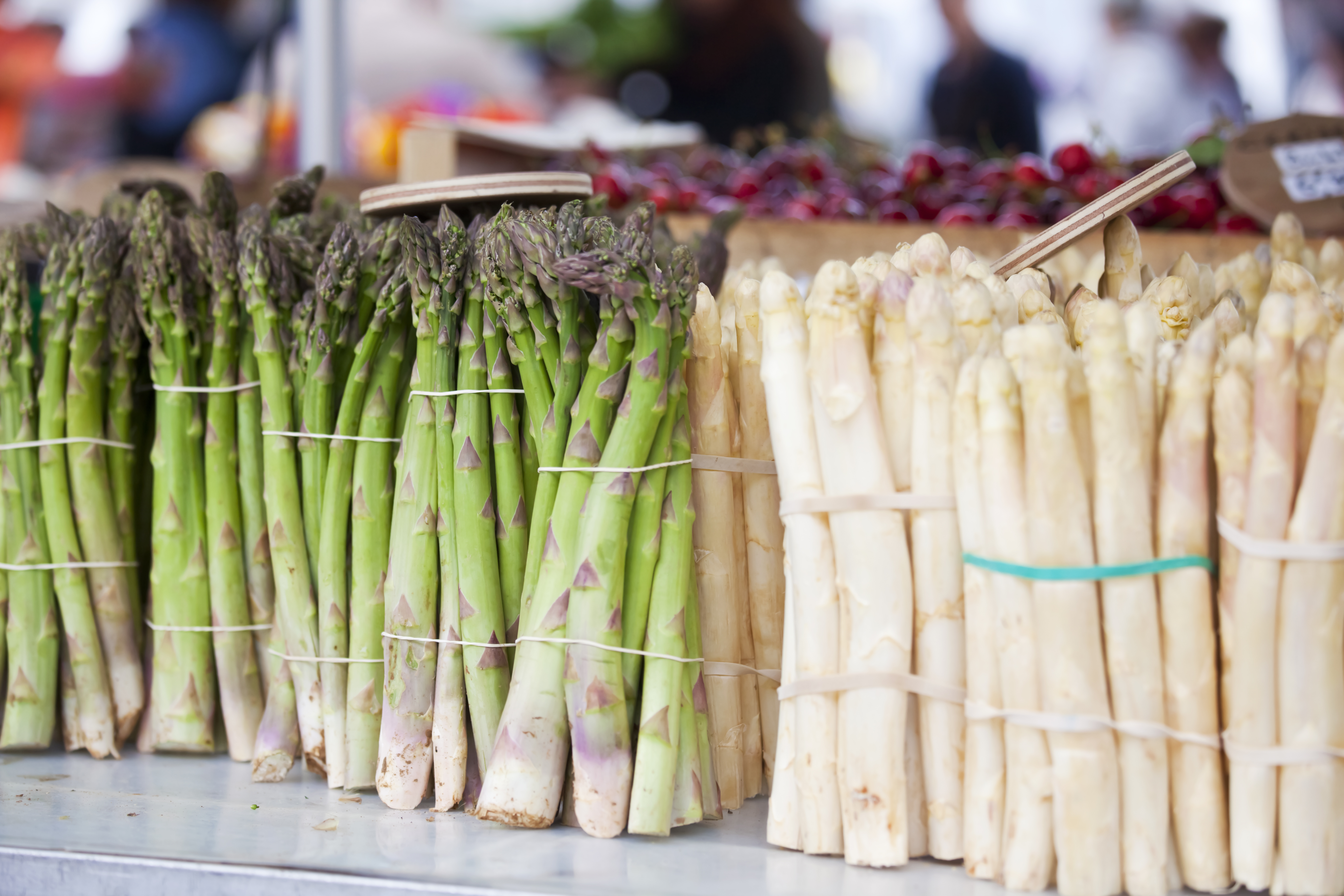 white and green asparagus